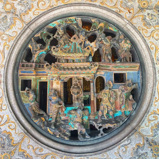 Painted window sculpture in Khoo Kongsi temple